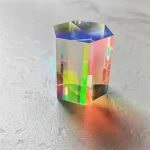 Cristallo iridescente con riflessi di luce colorati, decorazione scientifica elegante e moderna, perfetta per appassionati di oggetti scientifici e decorazioni uniche.