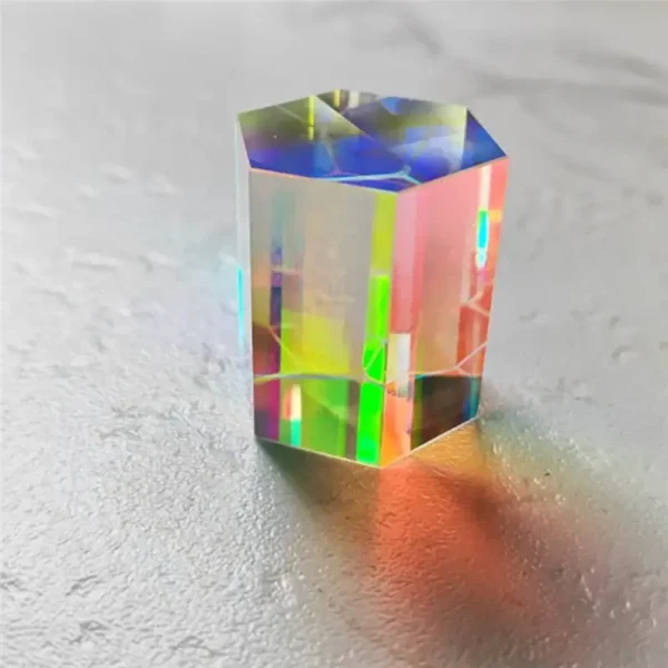 Cristallo iridescente con riflessi di luce colorati, decorazione scientifica elegante e moderna, perfetta per appassionati di oggetti scientifici e decorazioni uniche.