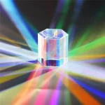 Pendente di cristallo ottico che riflette luci di vari colori, creando effetti di luce spettacolari e decorativi. Perfetto come oggetto decorativo scientifico o per illuminazione artistica.