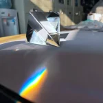 Modello di prisma ottico in vetro con superfici riflettenti e rifrazione della luce, ideale per decorazioni scientifiche e esperimenti di ottica.