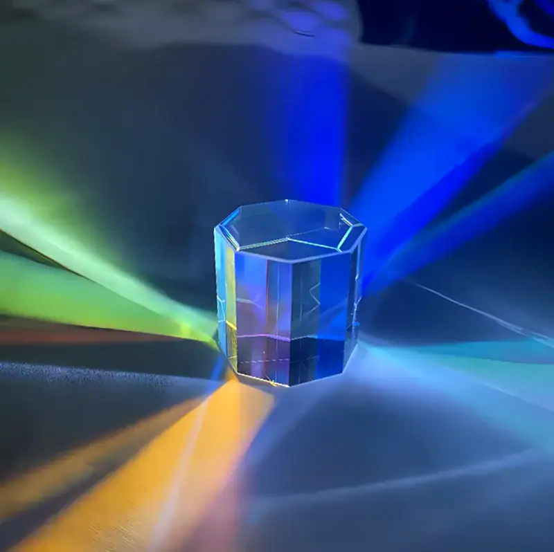 Pendente di cristallo ottagonale che riflette luci colorate, creando effetti di luce e ombra affascinanti. Perfetto come decorazione scientifica o oggetto di design innovativo.