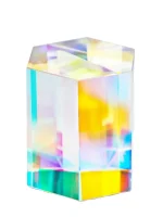 Oggetto decorativo in cristallo con finitura iridescente, perfetto come decorazione scientifica o da collezione, con riflessi colorati e superficie lucida.