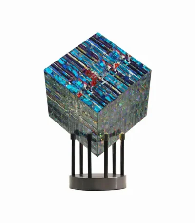 Oggetto decorativo in vetro con design ispirato a elementi scientifici, colorato e moderno, ideale per decorare ambienti con stile scientifico o contemporaneo.