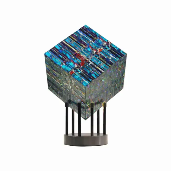 Oggetto decorativo in vetro con design ispirato a elementi scientifici, colorato e moderno, ideale per decorare ambienti con stile scientifico o contemporaneo.