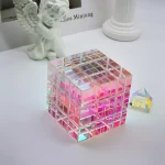 Cubo di cristallo iridescente con effetti di luce colorati, decorazione scientifica elegante e moderna, perfetta per appassionati di scienza e design innovativo.