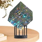 Oggetto decorativo in cristallo con forma di cubo, riflettente e brillante, ideale come elemento di design per ambienti moderni e sofisticati.