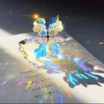 Pendente farfalla di cristallo con riflessi iridescenti, decorazione elegante e luminosa, ideale per collezionisti e appassionati di oggetti scientifici e decorativi.