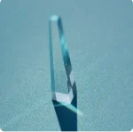 Pezzo di vetro decorativo con forma geometrica, ideale come oggetto scientifico o decorativo per ambienti moderni e minimalisti.