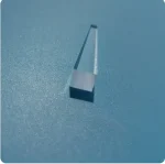 Punta di micropipetta in plastica blu, utilizzata in laboratorio per prelievi di liquidi con precisione.