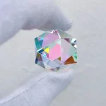 Cristallo decorativo in vetro con riflessi iridescenti, perfetto come oggetto di decorazione scientifica o da collezione.