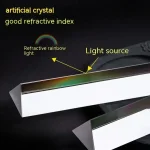 Cristallo artificiale con alto indice di rifrazione che mostra la rifrazione della luce e un arcobaleno riflesso.