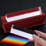 Prisma ottico con scatola di legno per esperimenti scientifici.
