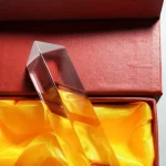 Modello di oggetto scientifico in vetro trasparente con base in metallo, ideale come decorazione o oggetto da collezione. Perfetto per appassionati di scienza e decorazioni originali.