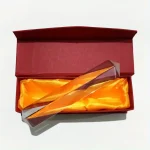 Penne di vetro colorate in confezione regalo con scatola elegante, perfette come decorazioni scientifiche o regali originali.