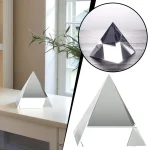 Piramide di cristallo decorativa, oggetto di design elegante e moderno, ideale per decorazioni scientifiche e ambienti di studio o ufficio.