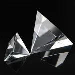 Piramide di cristallo decorativa, oggetto scientifico elegante e moderno, perfetto come decorazione da scrivania o da esposizione, riflette la luce creando effetti visivi affascinanti.