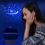 Proiettore notte stellata con luna e stelle, ideale per decorazioni e ambienti rilassanti. Perfetto come regalo o elemento decorativo per creare atmosfere magiche e serene.