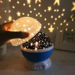 Proiettore stellare con luci soffuse che crea un'atmosfera magica e rilassante, ideale per decorazioni scientifiche o ambienti di relax.