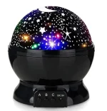 Proiettore stellare con luci colorate e effetto cielo notturno, ideale come decorazione scientifica e oggetto di design per ambienti moderni e studi.