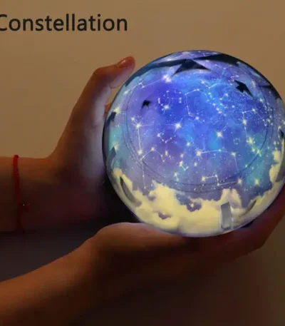 Sfera luminosa con mappa stellare e costellazioni, perfetta come decorazione scientifica o oggetto di studio astronomico.
