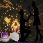 Coppia di giovani in un momento romantico con decorazioni scientifiche luminose e oggetti luminosi, creando un'atmosfera magica e suggestiva.
