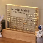 Oggetto decorativo con elementi della tavola periodica, ideale per appassionati di scienza e educazione.