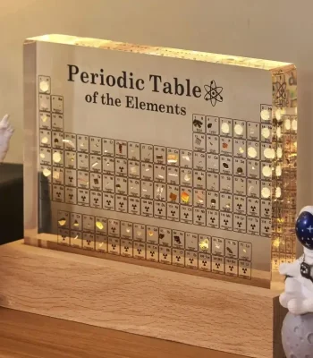 Oggetto decorativo con elementi della tavola periodica, ideale per appassionati di scienza e educazione.