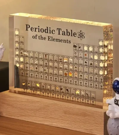 Oggetto decorativo con elementi della tavola periodica, ideale per appassionati di scienza e educazione.