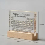 Tavola periodica degli elementi in vetro con base in legno, perfetta come decorazione scientifica e oggetto da collezione, ideale per appassionati di chimica e scienza.