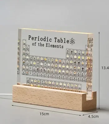 Tavola periodica degli elementi in vetro con base in legno, perfetta come decorazione scientifica e oggetto da collezione, ideale per appassionati di chimica e scienza.