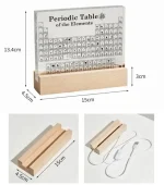 Tavola periodica degli elementi in acrilico trasparente con base in legno, perfetta come decorazione scientifica educativa e da scrivania.