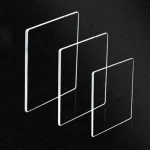 Set di tre pannelli di vetro trasparente di diverse dimensioni, sovrapposti e sospesi in aria su sfondo nero, creando un effetto visivo moderno e minimalista.