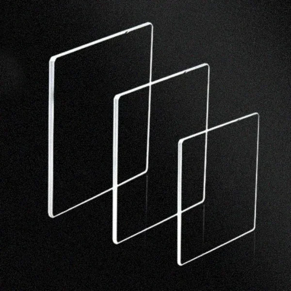 Set di tre pannelli di vetro trasparente di diverse dimensioni, sovrapposti e sospesi in aria su sfondo nero, creando un effetto visivo moderno e minimalista.