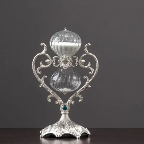 Antico calice in argento con dettagli decorativi e pietra blu, perfetto come oggetto decorativo scientifico o da collezione.
