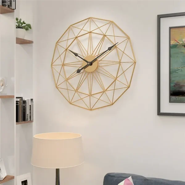 Il clock decorativo con struttura in metallo dorato e design geometrico, appeso alla parete in un soggiorno moderno con libreria e lampada da tavolo, aggiunge un tocco elegante e contemporaneo all'amb.