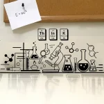 Decorazione murale con simboli chimici e strumenti di laboratorio in stile minimalista.