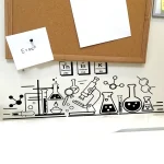 Decorazione con illustrazioni di strumenti scientifici, formule chimiche e tavole periodiche, ideale per ambienti educativi o appassionati di scienza.
