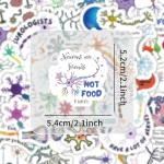 Adesivo decorativo con citazione "Neuroni sono amici, NON CIBO" su sfondo di neuroni colorati, ideale per appassionati di neuroscienze e decorazioni scientifiche.