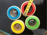 Occhiali di sicurezza colorati con lenti a specchio, ideali per decorazioni e attività scientifiche.