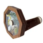 Microscopio decorativo con base in legno e obiettivo trasparente, decorato con elementi botanici e naturali, ideale come oggetto scientifico e decorativo.