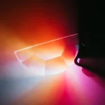 Oggetto scientifico rappresentato con luci colorate e effetti di illuminazione, simile a un modello della Terra o di un pianeta, ideale per decorazioni educative e scientifiche.