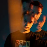 Ritratto di un ragazzo con effetti di sovrapposizione digitale, che crea un effetto visivo interessante e dinamico, ideale per decorazioni scientifiche e oggetti di design innovativi.