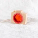 Fotocamera in legno con cuore di pietra arancione, decorazione scientifica artigianale, oggetto decorativo per appassionati di scienza e fotografia.