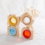 Set di oggetti scientifici in legno con lenti colorate gialle, blu e rosse, ideali come decorazioni educative e scientifiche per ambienti di studio o bambini.