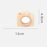 Fotocamera in legno decorativa, perfetta come oggetto scientifico o decorazione, con dimensioni di 12 cm di larghezza e 4,8 cm di altezza, realizzata in legno naturale.