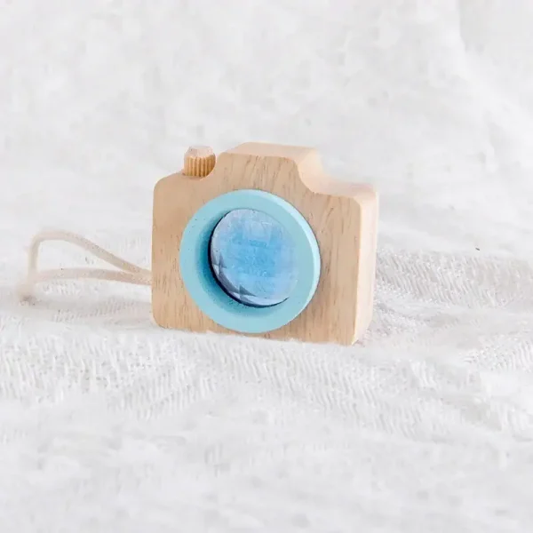 Fotocamera giocattolo in legno con dettagli azzurri, perfetta come decorazione scientifica o oggetto da collezione. Ideale per appassionati di scienza e decorazioni originali.