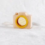 Fotocamera giocattolo in legno con dettagli gialli, perfetta come decorazione scientifica o oggetto da collezione. Ideale per appassionati di scienza e fotografia, aggiunge un tocco originale a qualsi.