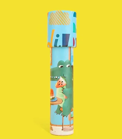 Decorazione a forma di coccodrillo con design colorato e giocoso, perfetta per ambienti scientifici o educativi, aggiungendo un tocco di divertimento e creatività.