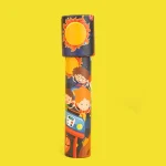 Oggetto decorativo a cilindro con disegni di bambini e il sole, ideale per ambienti educativi o scientifici.