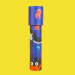 Penne a sfera con disegni di animali marini come polpo, balena e granchio, su sfondo blu e arancione, perfette come decorazioni scientifiche o oggetti educativi.
